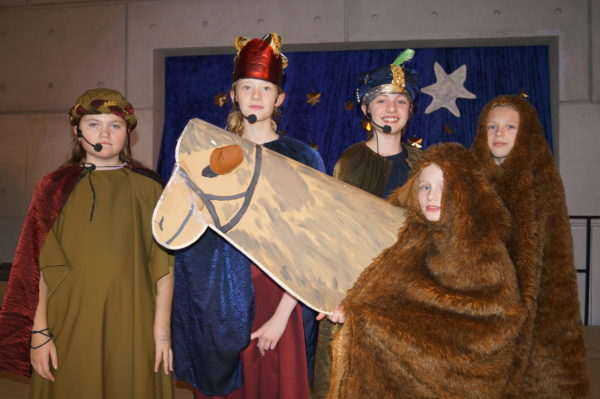 børn fra børneklub iklædt kostumer til musical